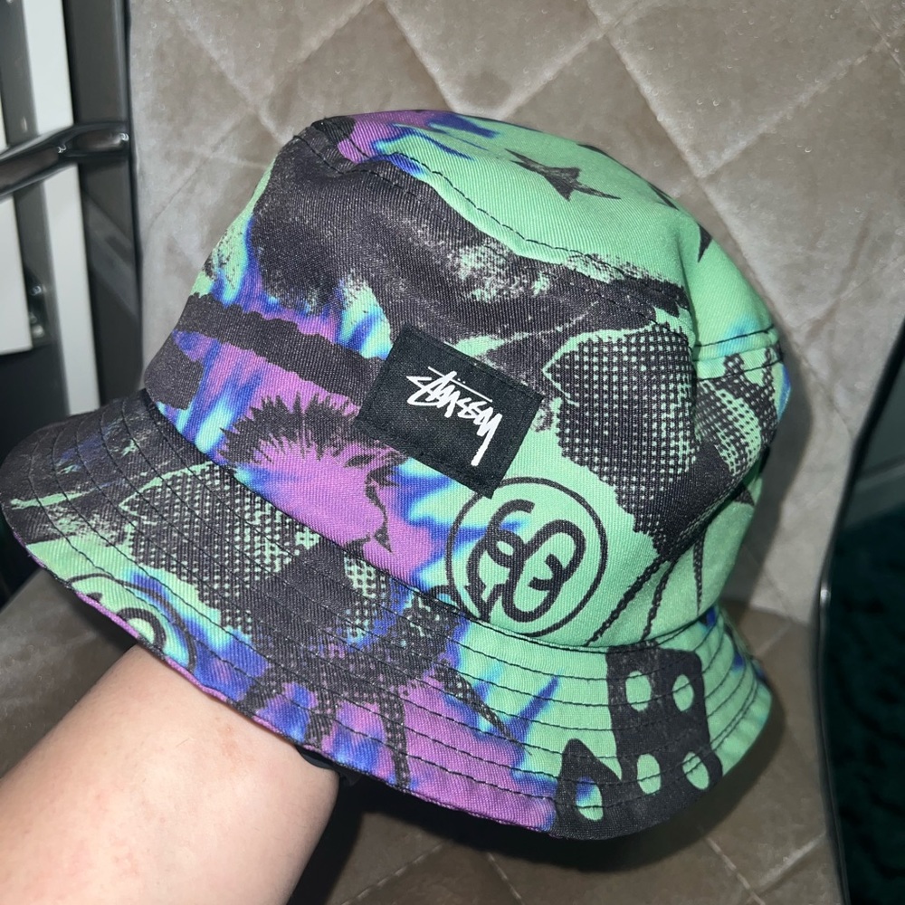 STUSSY GRAPHIC BUCKET HAT